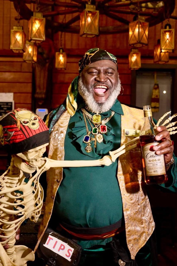 Pirate entertainer with skeleton at Pirate's Table
